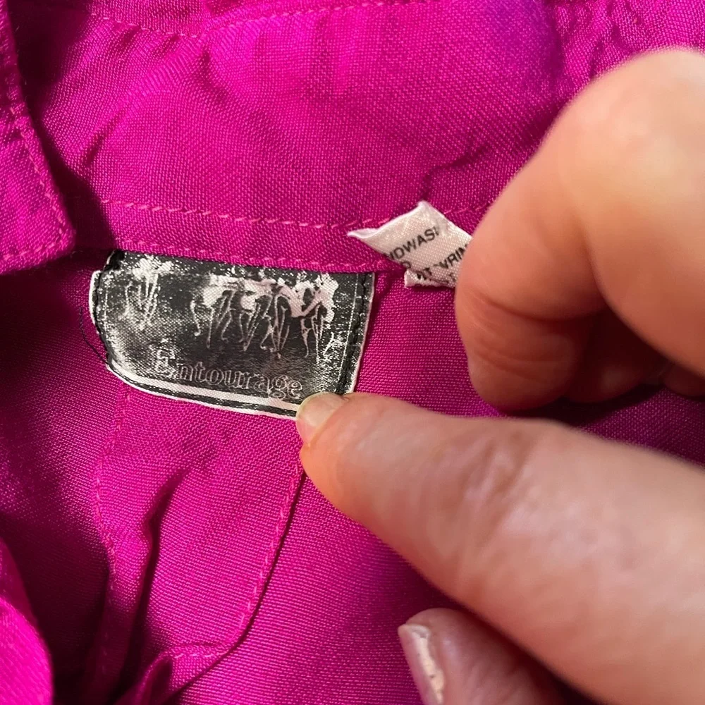 3/$30! ❤️Vintage 80s! Fuchsia, rayon blouse.  Great condition. M